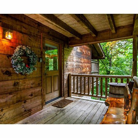 Peekaboo With Hot Tub, Pool Table, And Jacuzzi Βίλα Pigeon Forge Εξωτερικό φωτογραφία