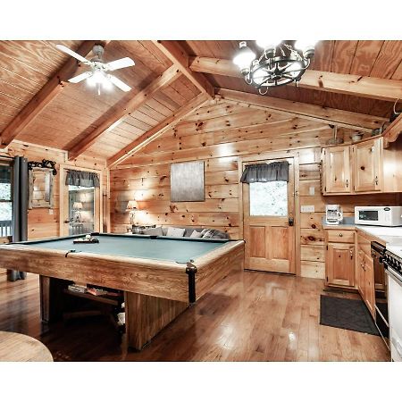 Peekaboo With Hot Tub, Pool Table, And Jacuzzi Βίλα Pigeon Forge Εξωτερικό φωτογραφία
