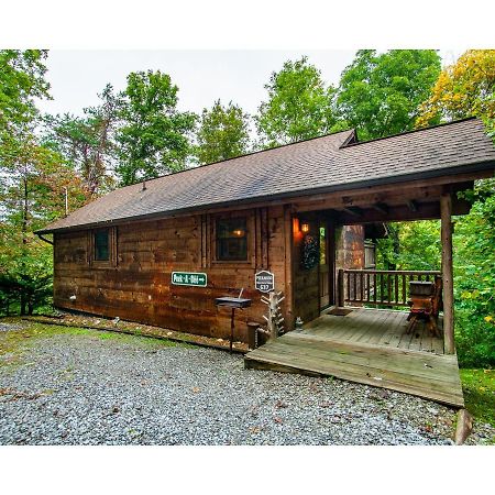 Peekaboo With Hot Tub, Pool Table, And Jacuzzi Βίλα Pigeon Forge Εξωτερικό φωτογραφία