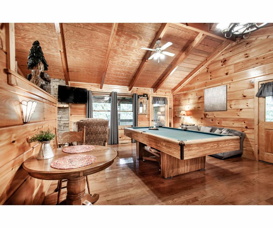 Peekaboo With Hot Tub, Pool Table, And Jacuzzi Βίλα Pigeon Forge Εξωτερικό φωτογραφία
