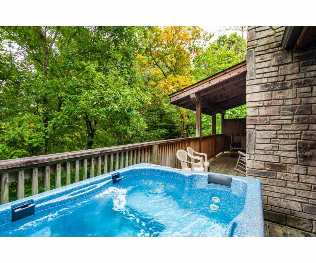 Peekaboo With Hot Tub, Pool Table, And Jacuzzi Βίλα Pigeon Forge Εξωτερικό φωτογραφία