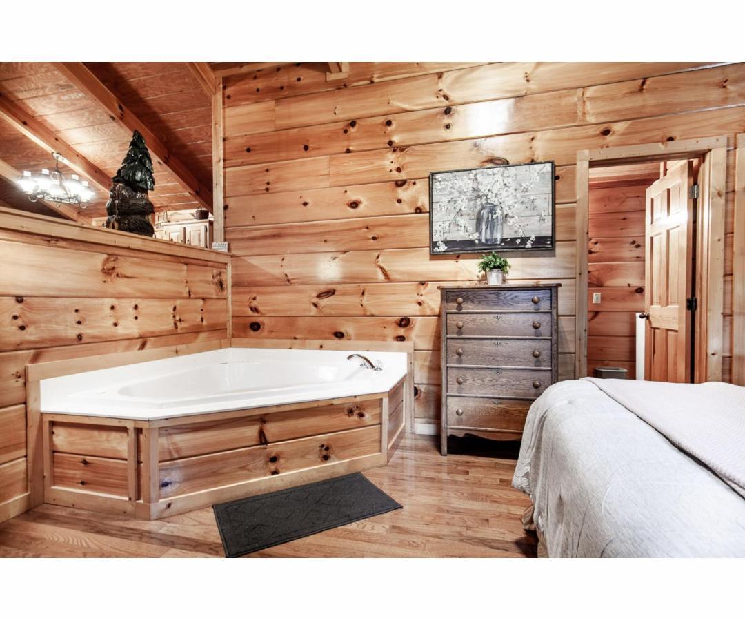 Peekaboo With Hot Tub, Pool Table, And Jacuzzi Βίλα Pigeon Forge Εξωτερικό φωτογραφία