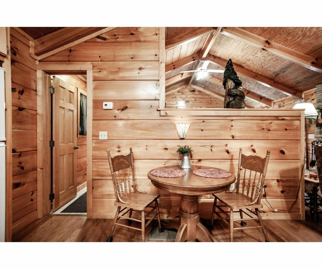Peekaboo With Hot Tub, Pool Table, And Jacuzzi Βίλα Pigeon Forge Εξωτερικό φωτογραφία