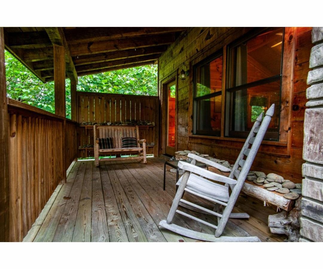 Peekaboo With Hot Tub, Pool Table, And Jacuzzi Βίλα Pigeon Forge Εξωτερικό φωτογραφία