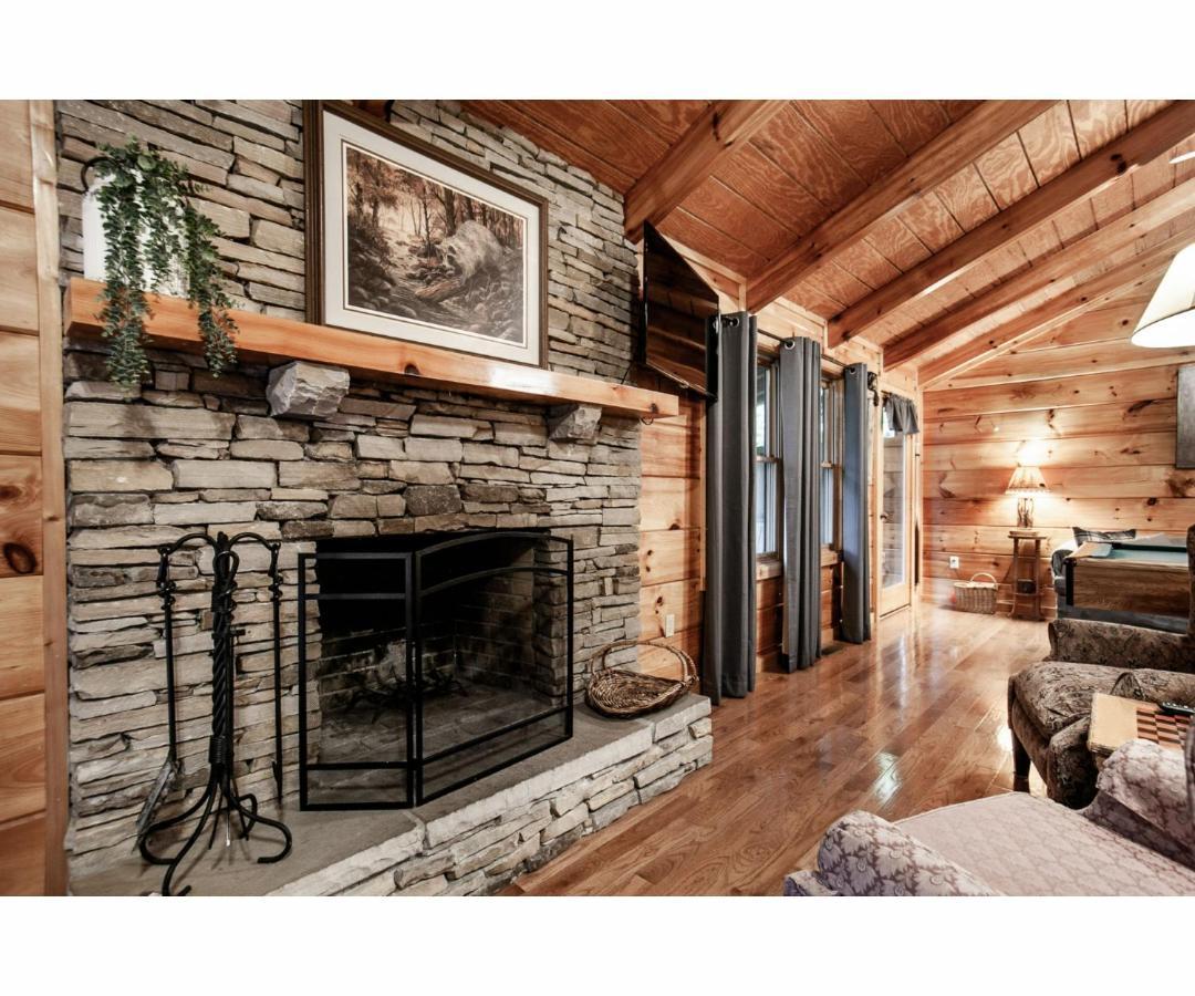 Peekaboo With Hot Tub, Pool Table, And Jacuzzi Βίλα Pigeon Forge Εξωτερικό φωτογραφία