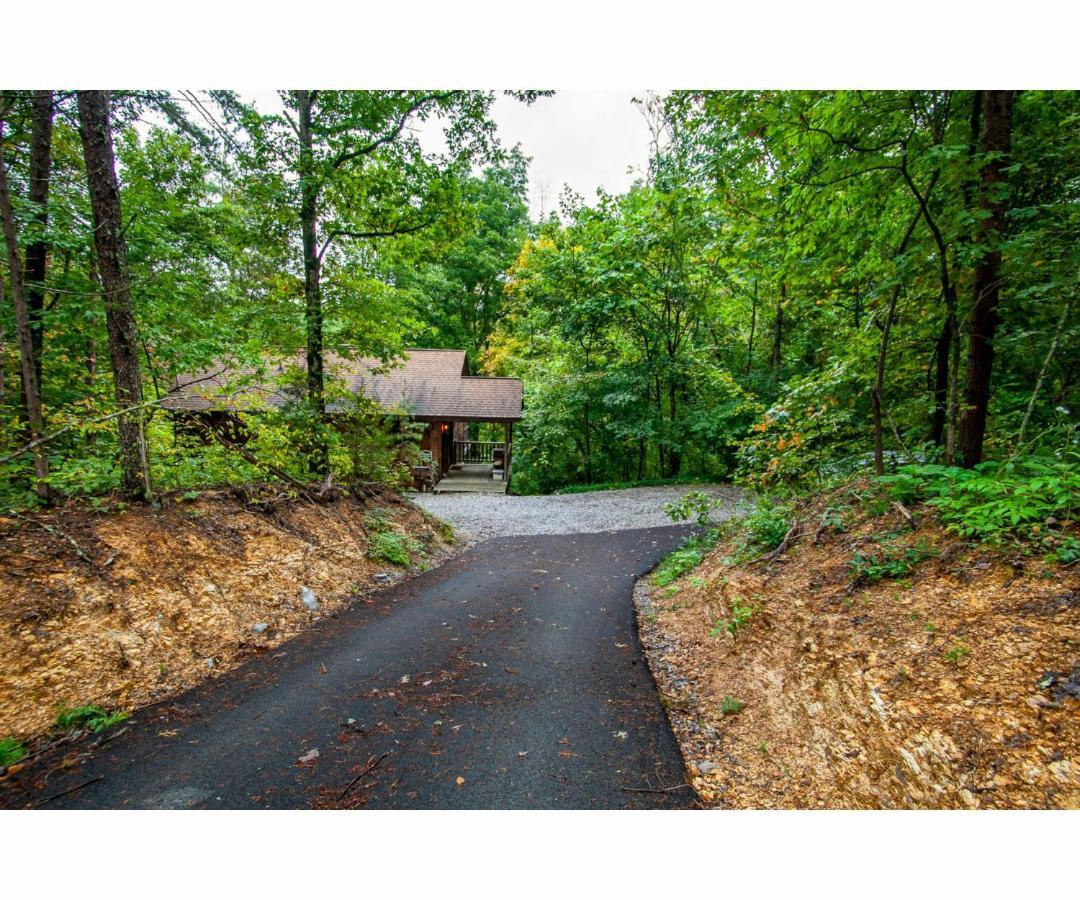 Peekaboo With Hot Tub, Pool Table, And Jacuzzi Βίλα Pigeon Forge Εξωτερικό φωτογραφία