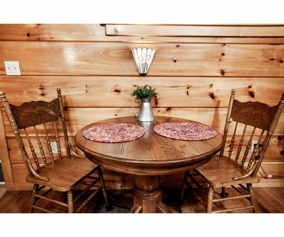 Peekaboo With Hot Tub, Pool Table, And Jacuzzi Βίλα Pigeon Forge Εξωτερικό φωτογραφία