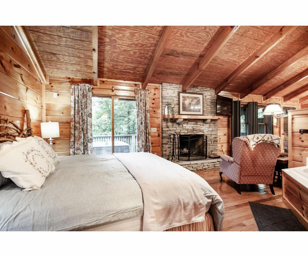Peekaboo With Hot Tub, Pool Table, And Jacuzzi Βίλα Pigeon Forge Εξωτερικό φωτογραφία