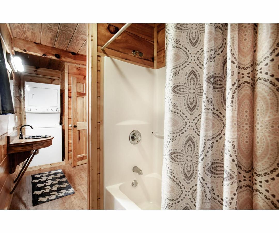 Peekaboo With Hot Tub, Pool Table, And Jacuzzi Βίλα Pigeon Forge Εξωτερικό φωτογραφία
