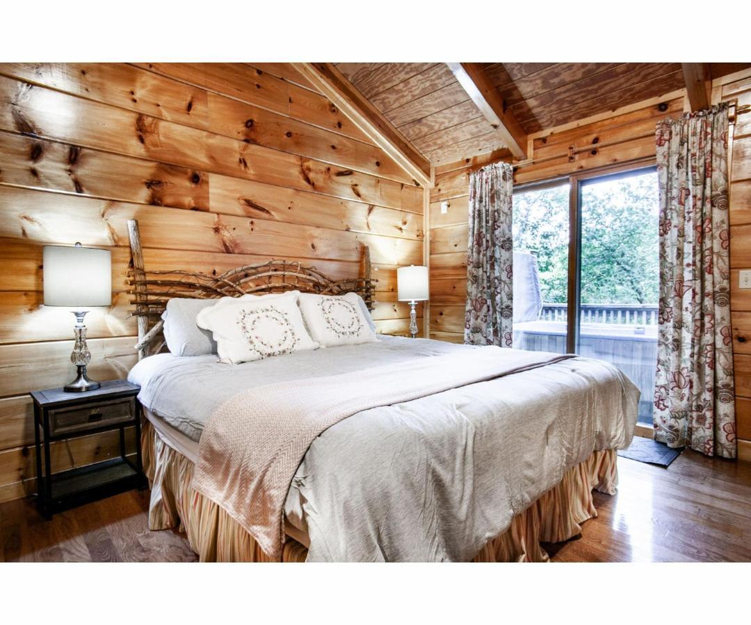 Peekaboo With Hot Tub, Pool Table, And Jacuzzi Βίλα Pigeon Forge Εξωτερικό φωτογραφία