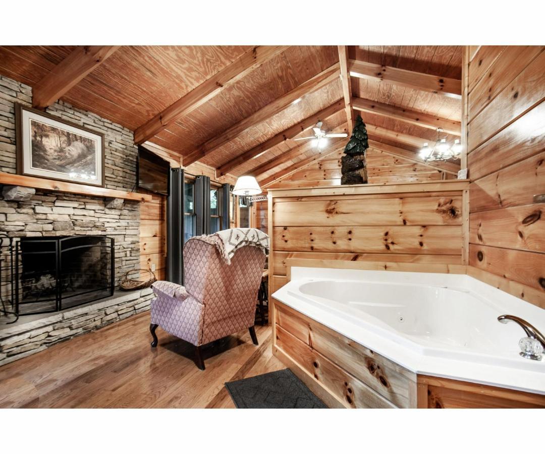 Peekaboo With Hot Tub, Pool Table, And Jacuzzi Βίλα Pigeon Forge Εξωτερικό φωτογραφία
