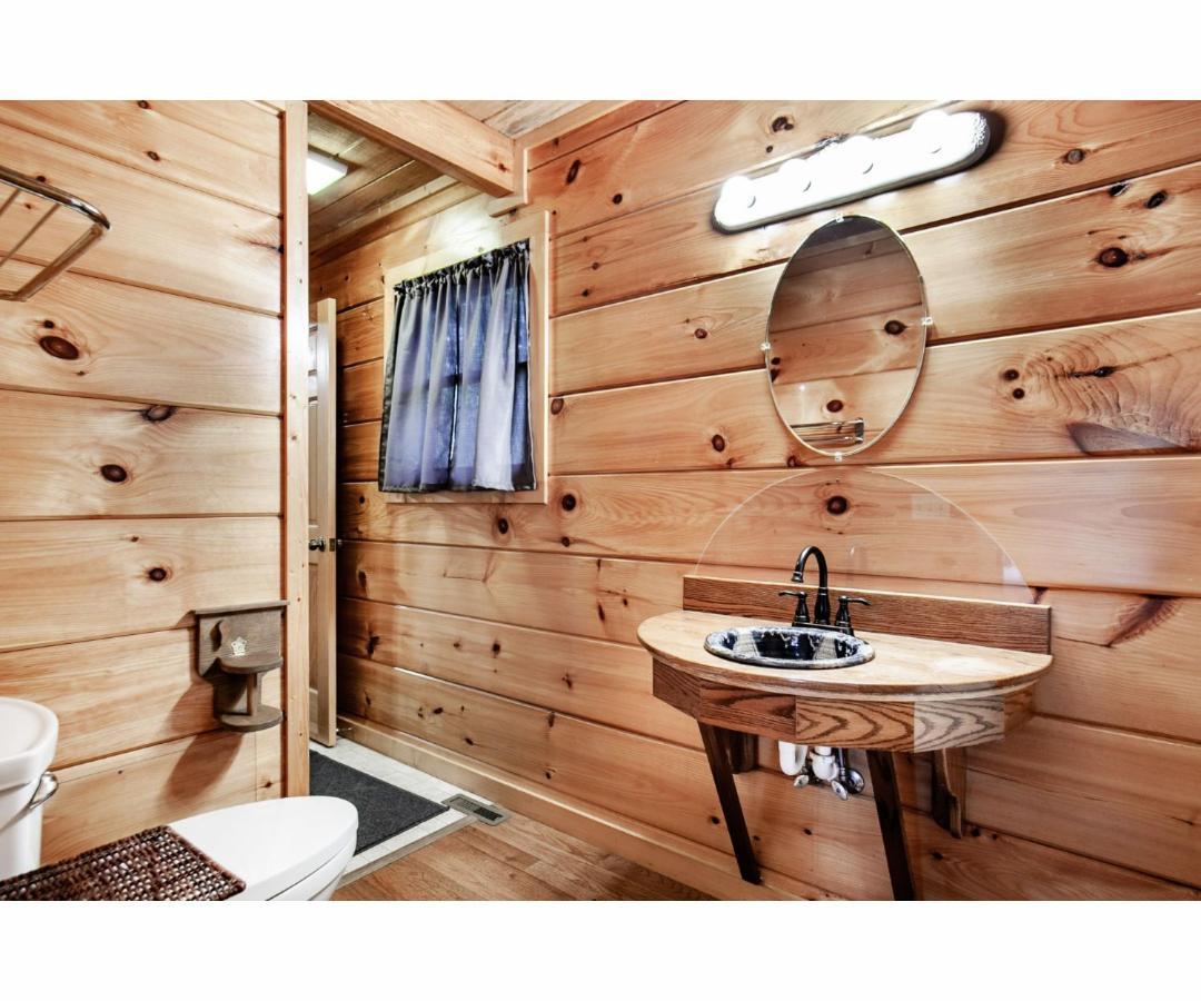 Peekaboo With Hot Tub, Pool Table, And Jacuzzi Βίλα Pigeon Forge Εξωτερικό φωτογραφία