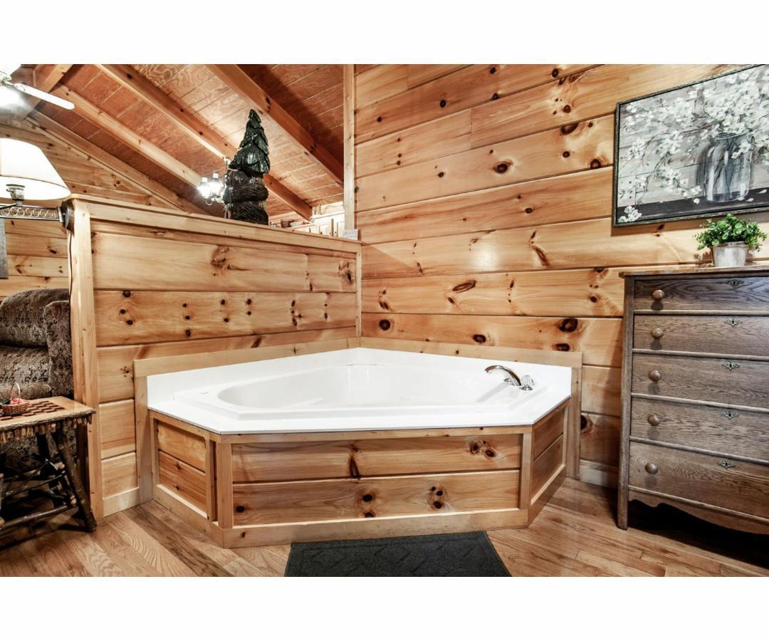 Peekaboo With Hot Tub, Pool Table, And Jacuzzi Βίλα Pigeon Forge Εξωτερικό φωτογραφία