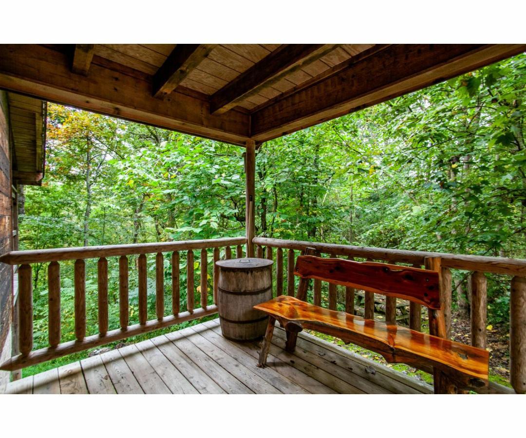 Peekaboo With Hot Tub, Pool Table, And Jacuzzi Βίλα Pigeon Forge Εξωτερικό φωτογραφία