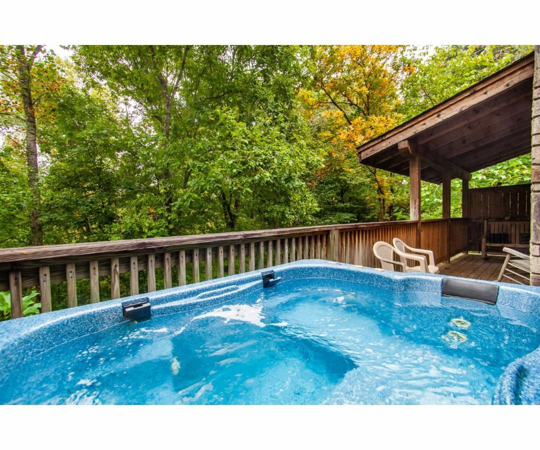Peekaboo With Hot Tub, Pool Table, And Jacuzzi Βίλα Pigeon Forge Εξωτερικό φωτογραφία